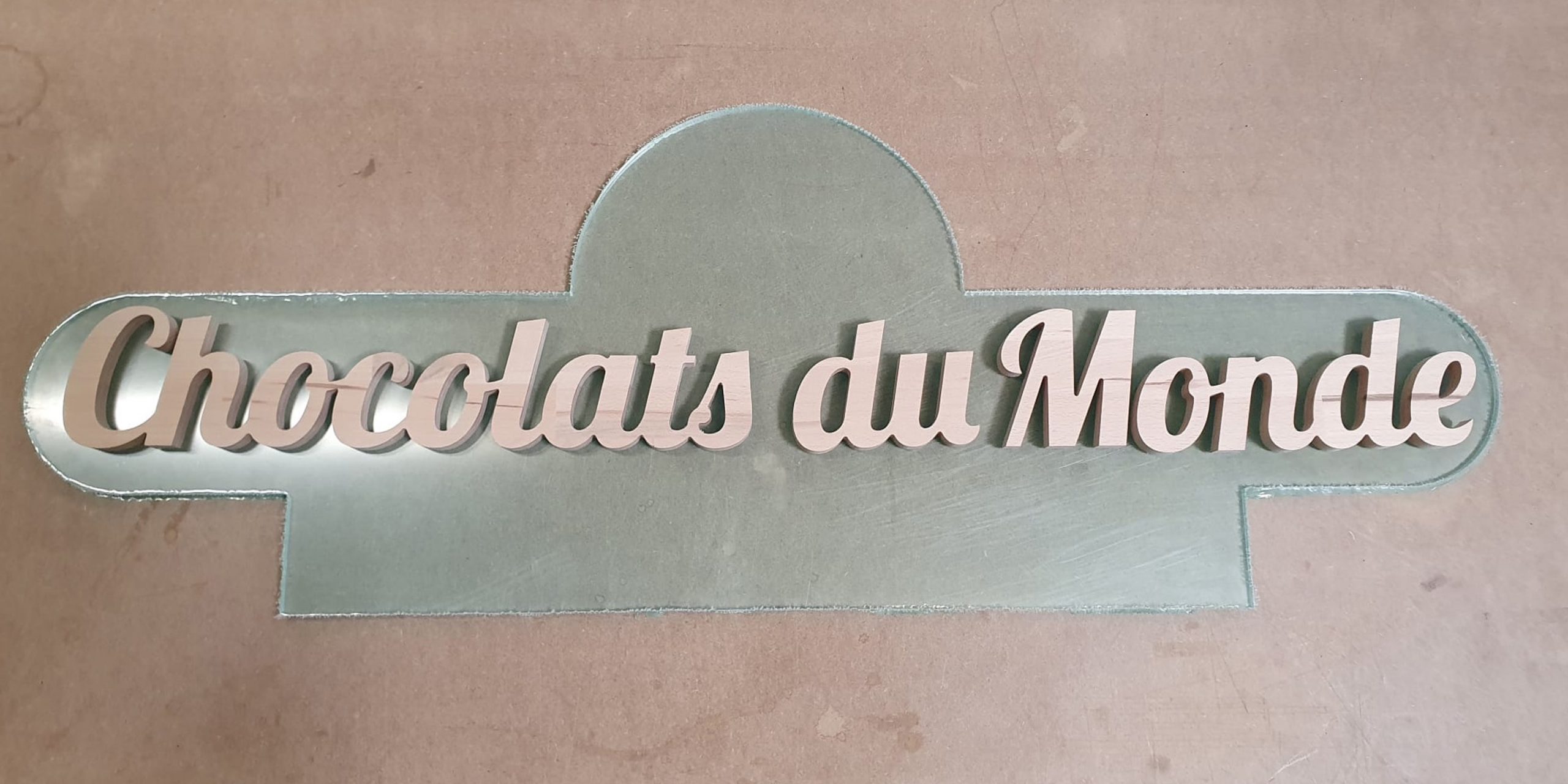 Signalétique Chocolat du Monde avec support en plexiglas incolore et lettrage en bois hêtre par Atelier du plastique à Verson  du plastique à Verson près de Caen dans le Calvados