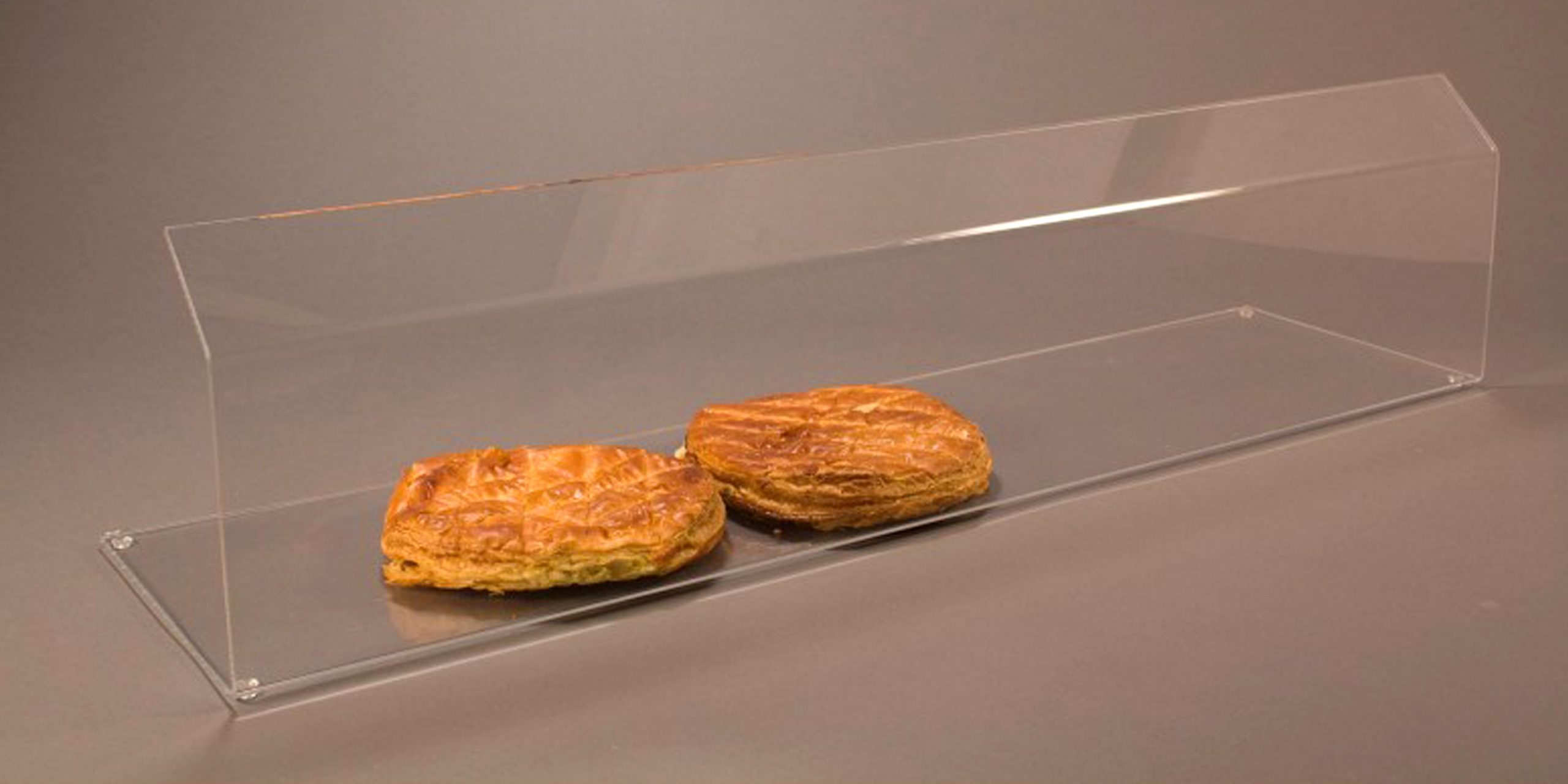 Présentoir viennoiseries, gâteaux en plexiglas incolore épaisseur 4 mm par Atelier du plastique à Verson