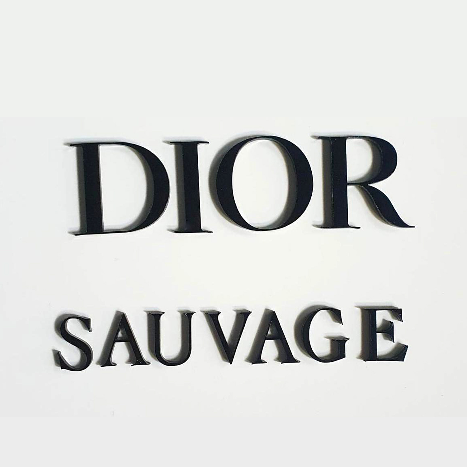 Lettre Dior en découpe laser, plexiglas noir brillant épaisseur  3 mm