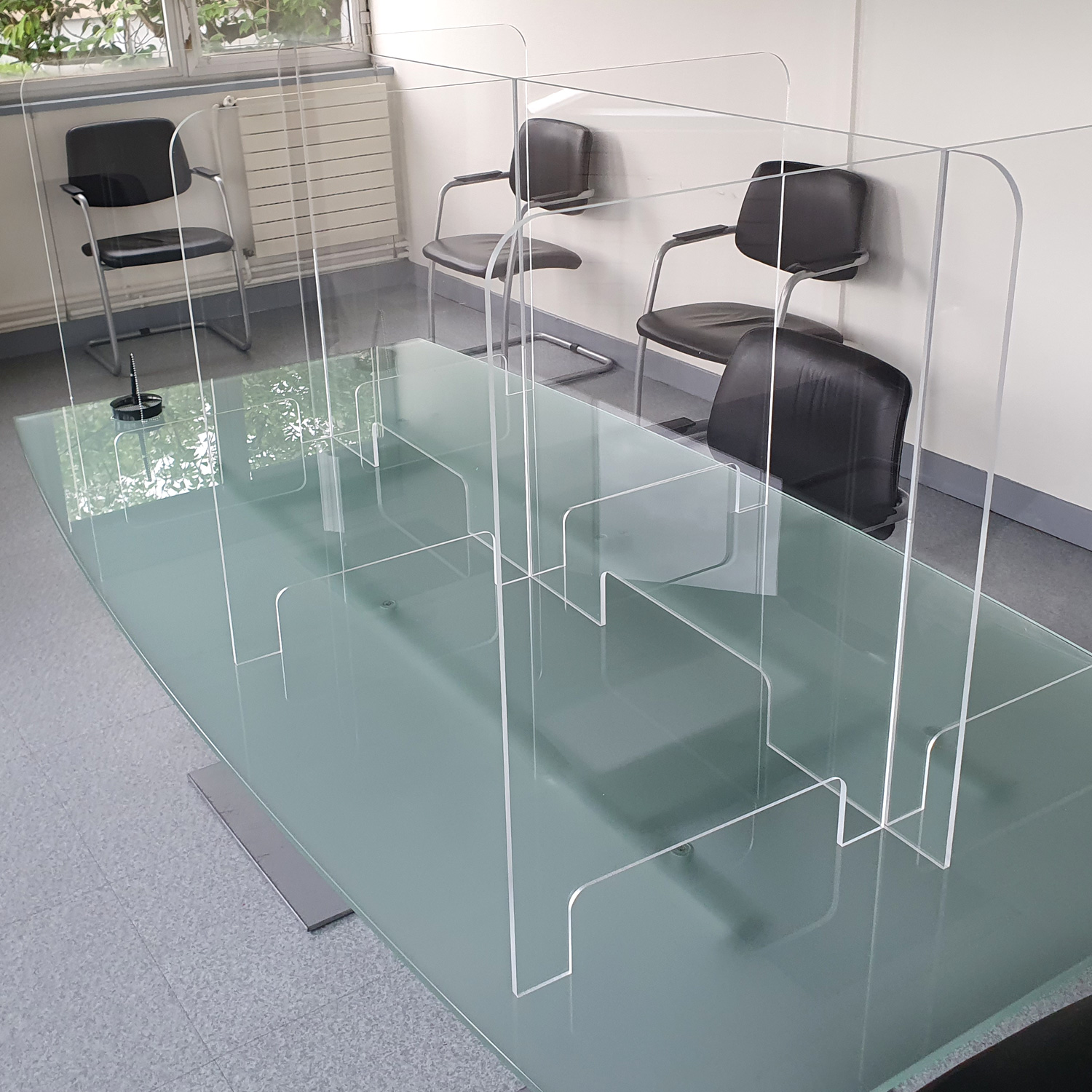 Séparateur plexiglas (écran de protection Covid 19) : Table de réunion avec passage document par Atelier du plastique à Verson 