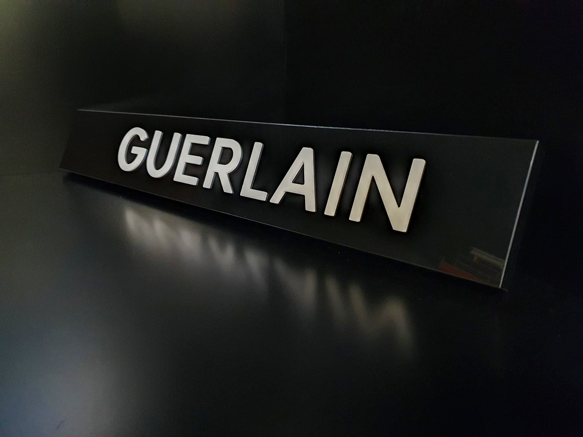 Bandeau signalétique pour gondole en plexiglas noir et blanc par Atelier du plastique à Verson
