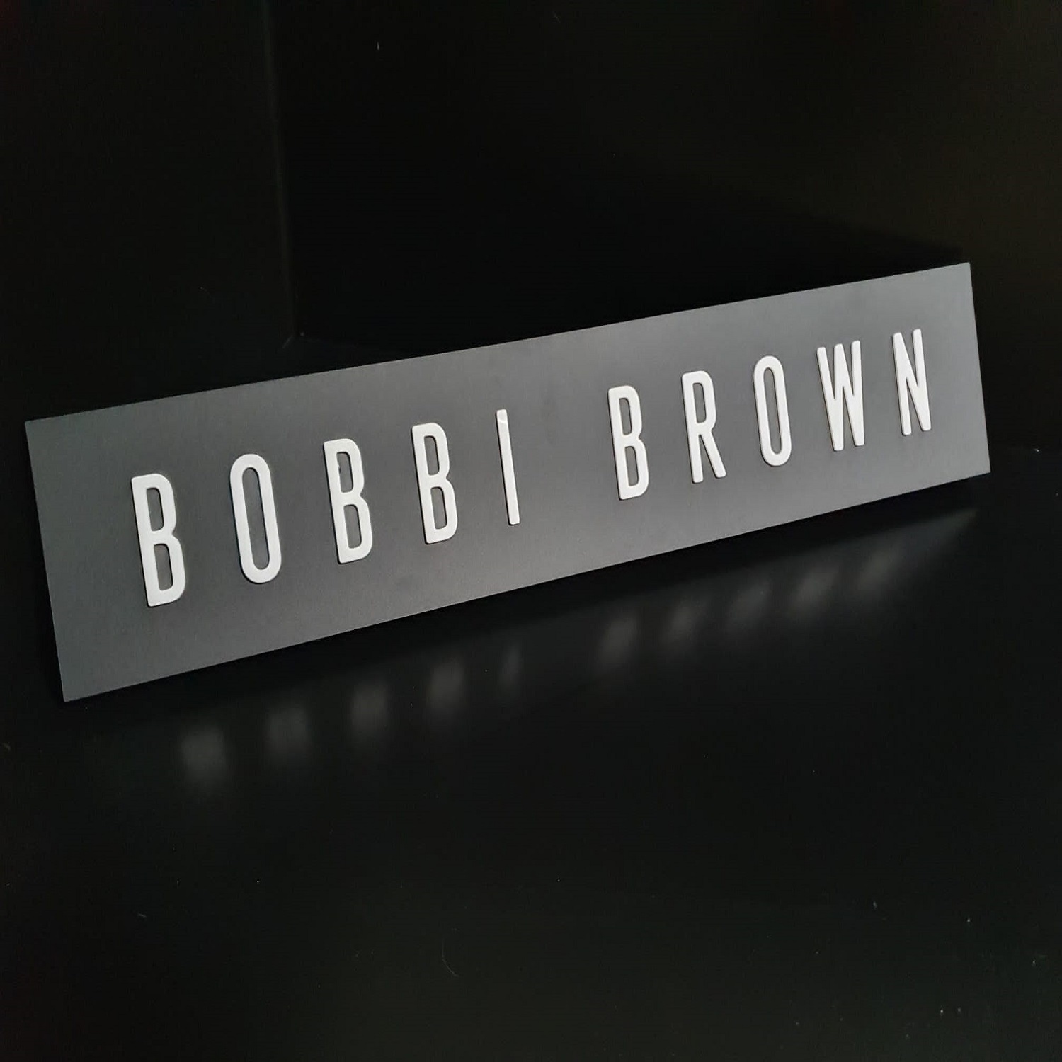 Signalétique Bobbi Brown par Atelier du plastique à Verson