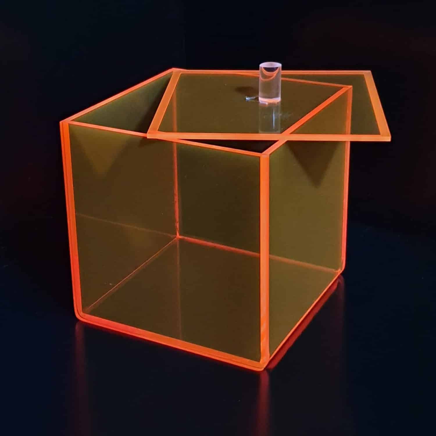 Bac de rangement orange en plexiglas réalisé par Atelier Du Plastique à Verson.